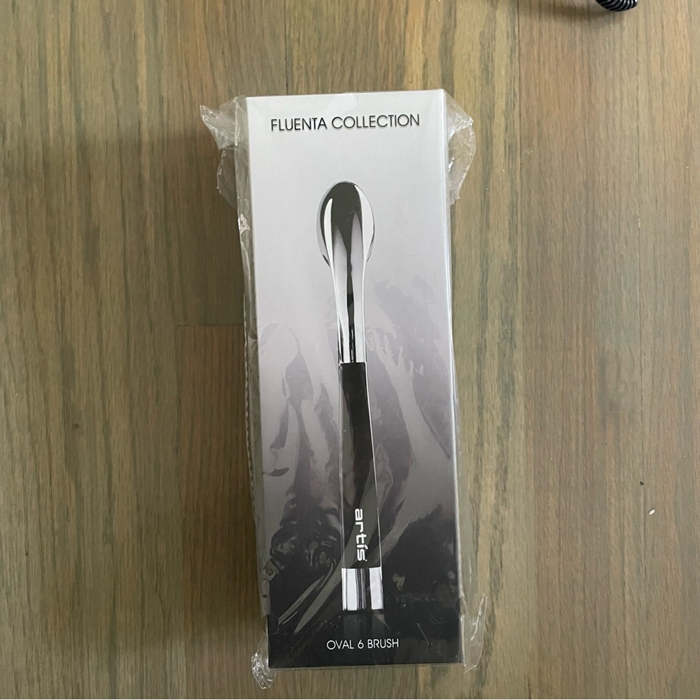 NIB Artis Fluenta collection make up brush oval 6 brush